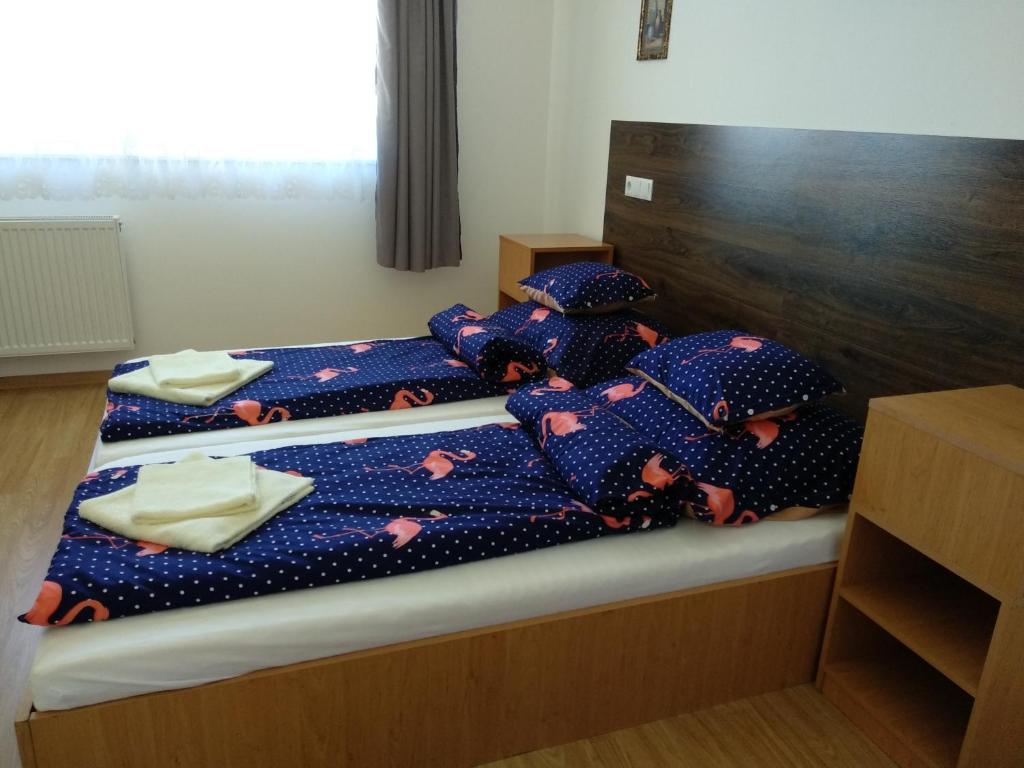 德布勒森Acopark Vendégház的一间卧室配有两张带枕头的床。