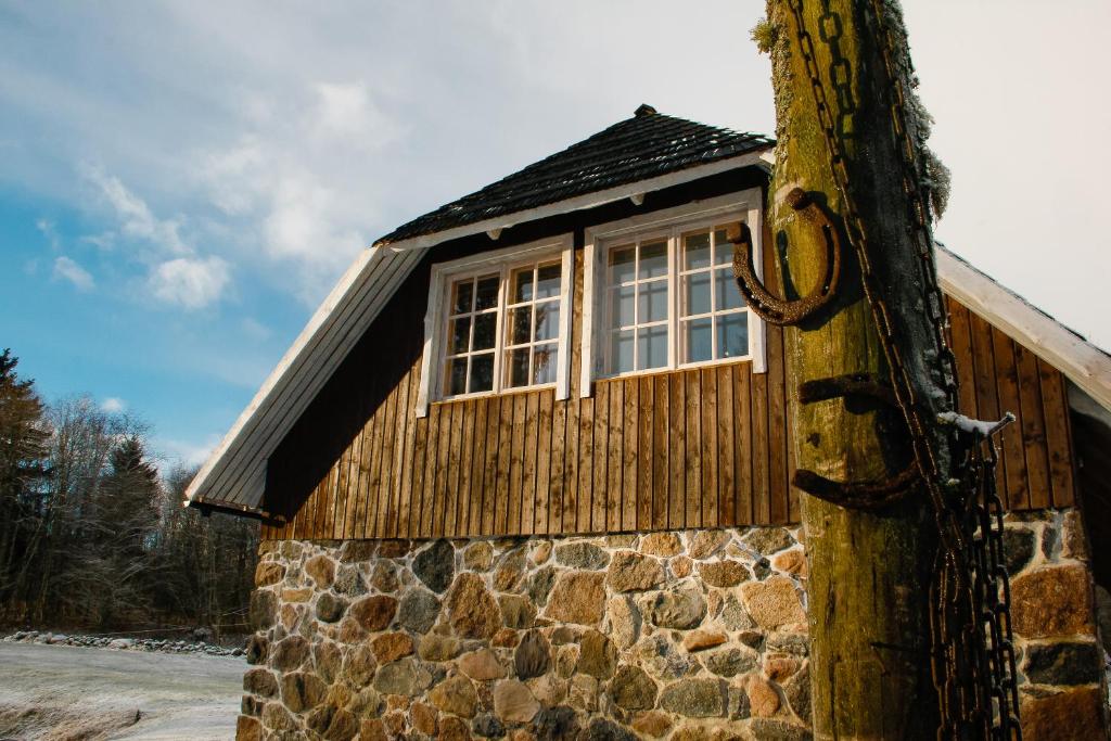 LimuLoovälja Guesthouse的小木屋设有窗户和石墙