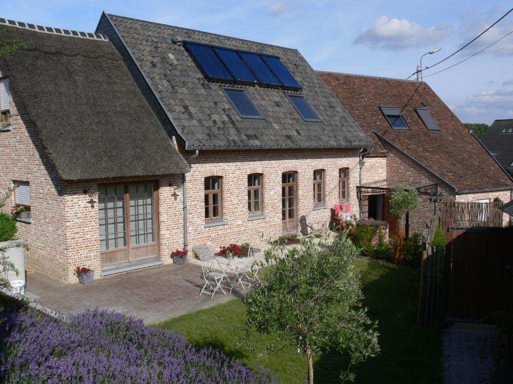 兹瓦尔姆Casa della Nonna的一座房子,屋顶上设有太阳能电池板