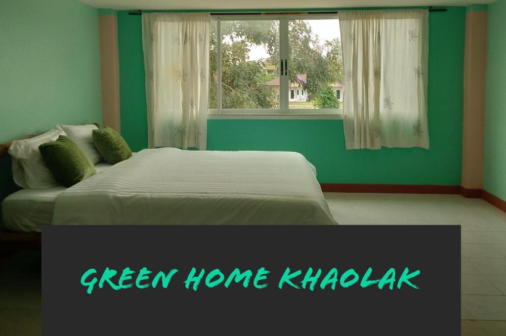 蔻立Green Home的一间卧室,配有一张床铺,拥有绿色的家庭卡布克