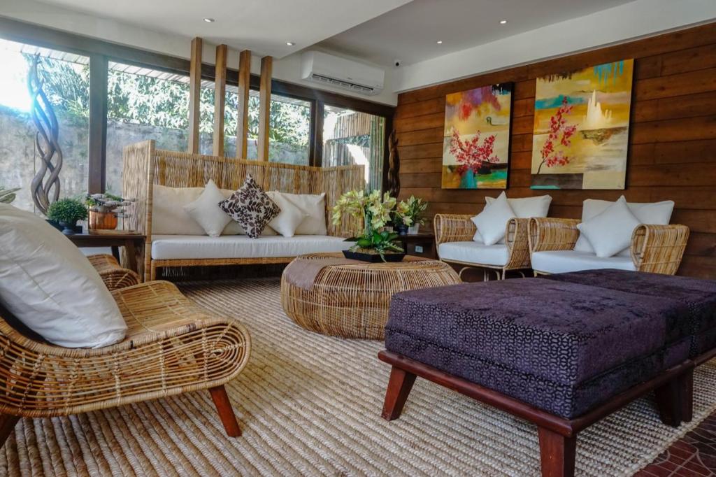 公主港Balai Princesa的客厅配有床和柳条家具
