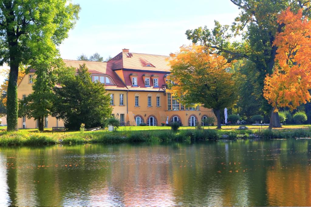 策德尼克Schloss Zehdenick的水体旁边的建筑物