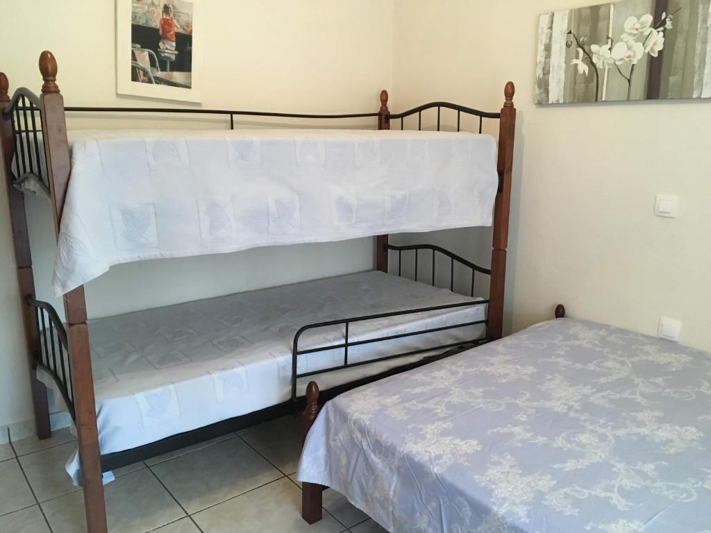 卡泰里尼30 Amynta的小型客房配有两张双层床,配有Aermottermottermott