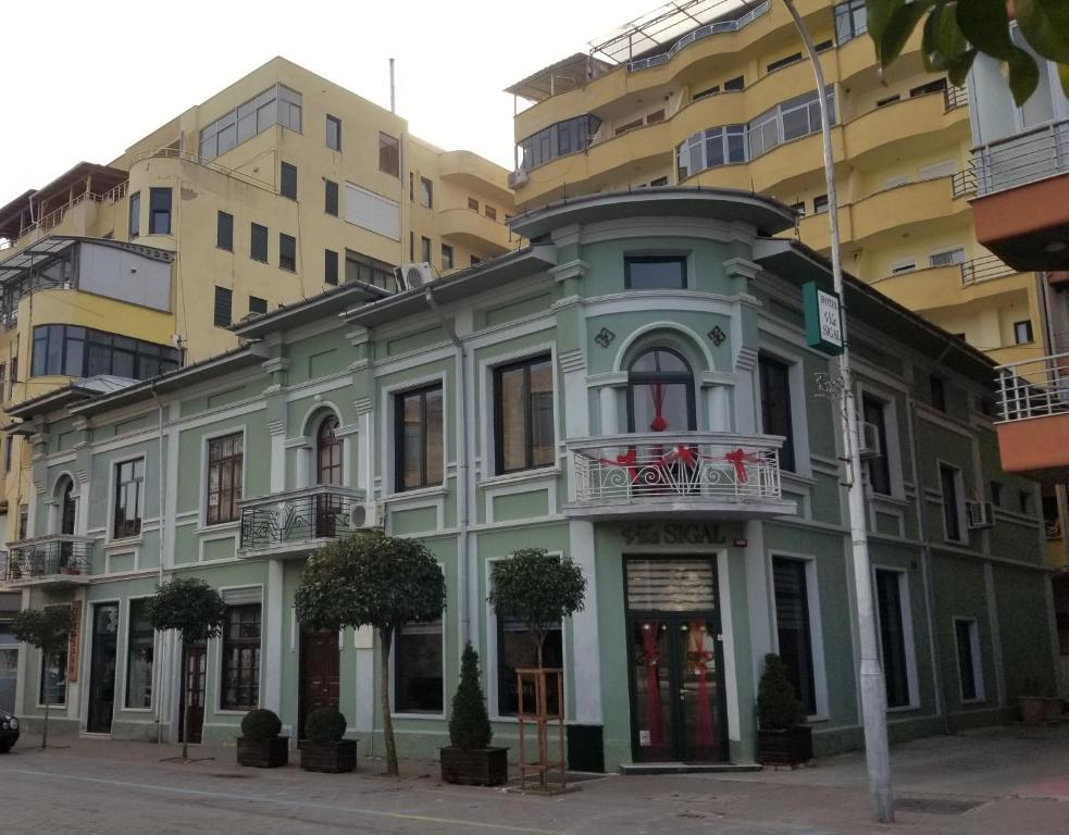波格拉德茨Vila Sigal Pogradec的建筑前的绿色建筑