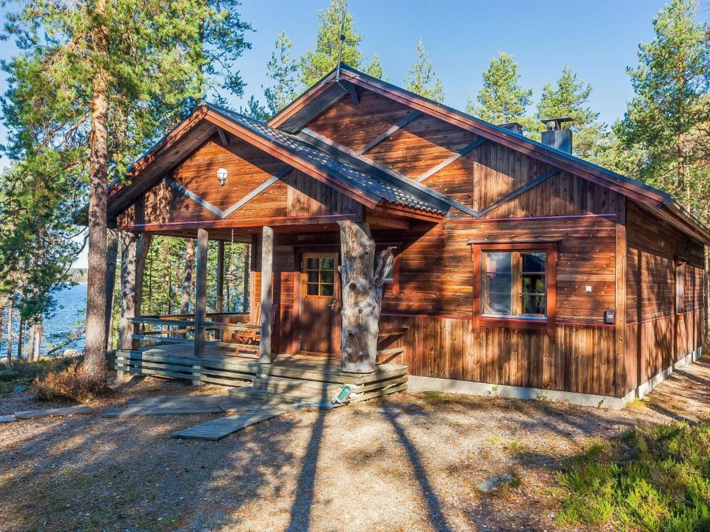 LipinlahtiHoliday Home Huljakka by Interhome的小木屋前面有棵树