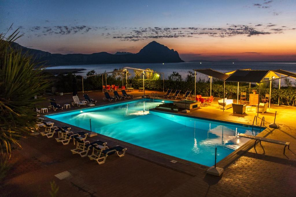 圣维托罗卡波Hotel Pocho的游泳池,晚上可欣赏到海景