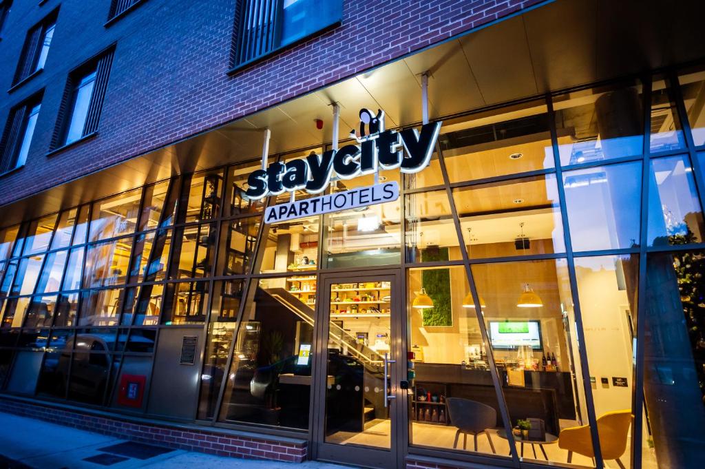 都柏林Staycity Aparthotels Dublin Castle的商店前方有餐厅标志