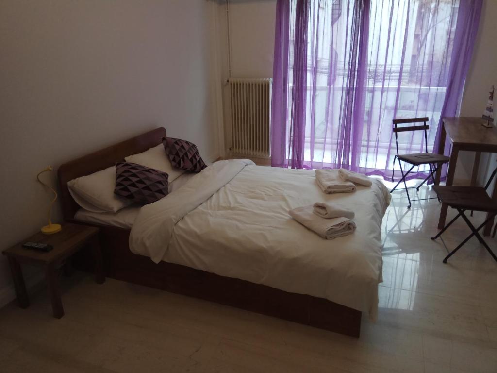 沃洛斯Central Mark-Δωμάτια Διαμερίσματος的一间卧室配有带毛巾的床