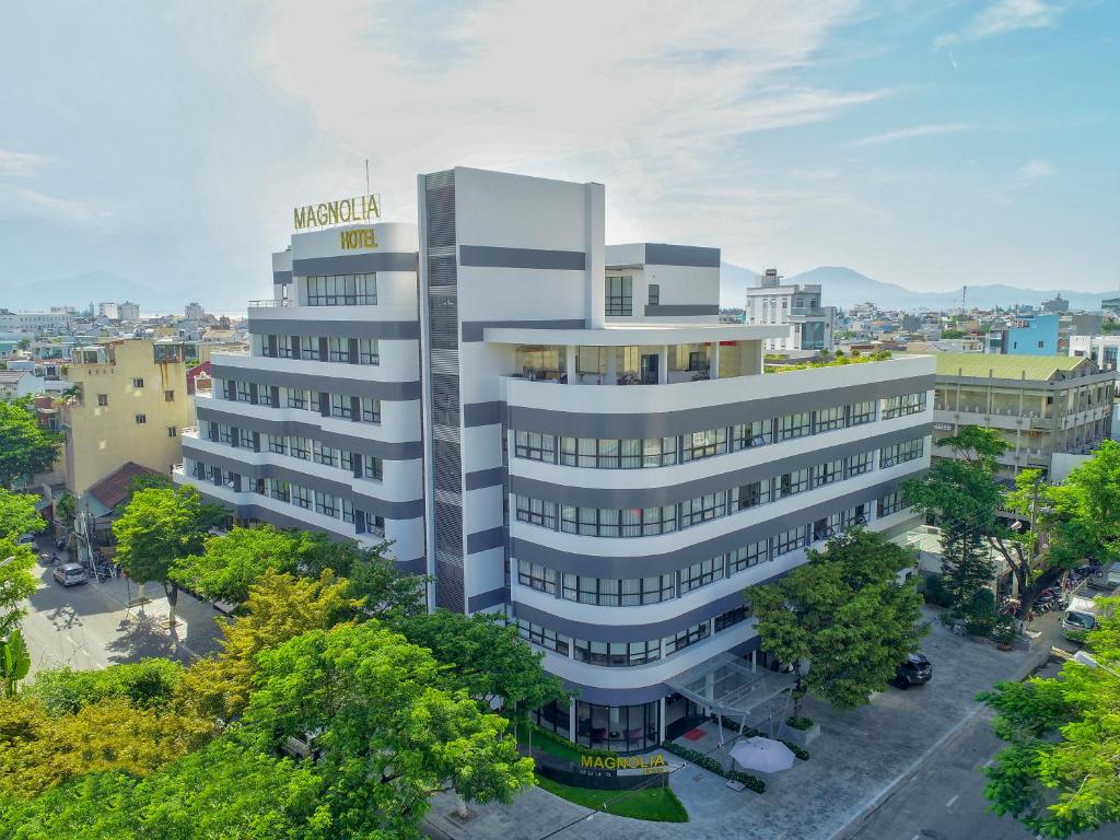岘港白玉兰酒店的城市医院大楼的头顶景观