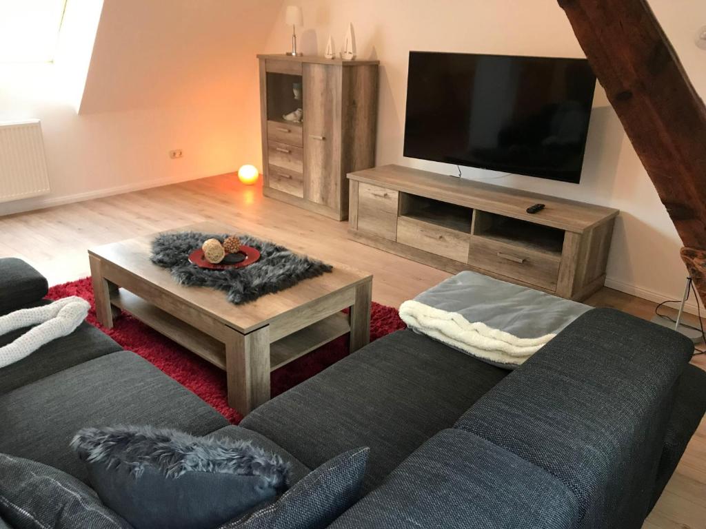 LassanHaus-Hafenblick的带沙发和平面电视的客厅