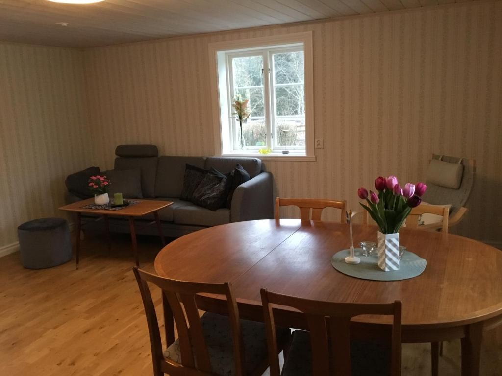 韦纳穆斯图加林恩那不勒坦度假屋的客厅配有带鲜花的木桌