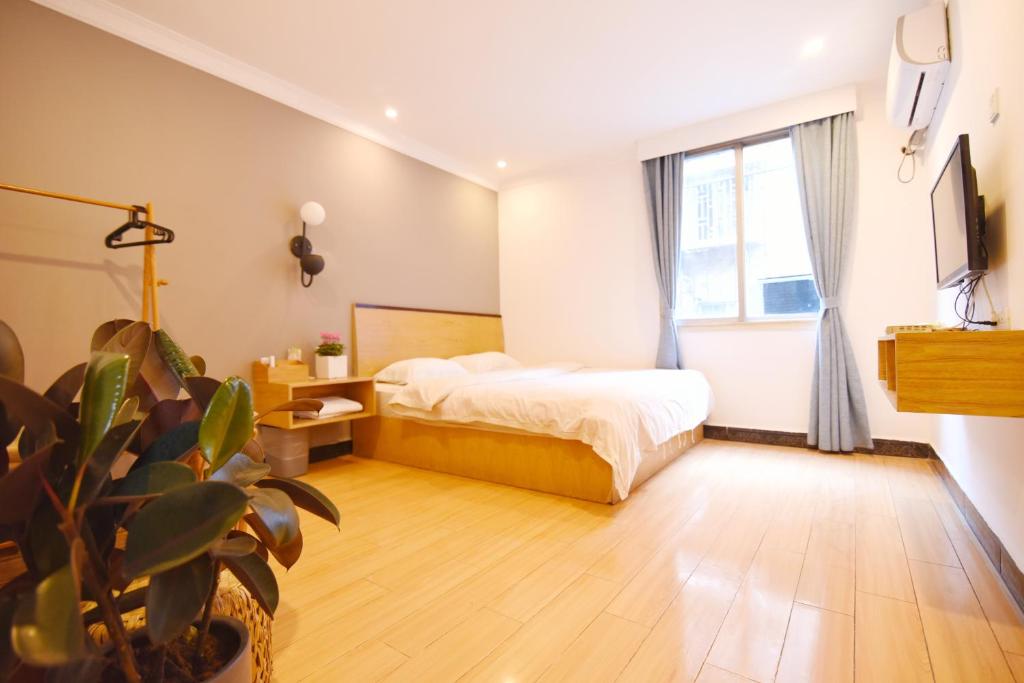 桂林Guilin Cyan Box Guest House的一间卧室设有一张床和一个大窗户