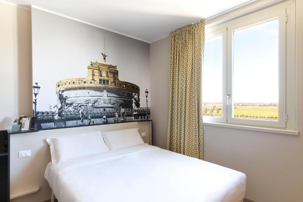 菲乌米奇诺B&B Hotel Roma Fiumicino Aeroporto Fiera 1的卧室配有白色的床和窗户。