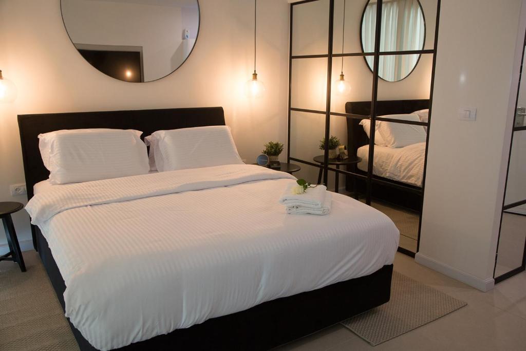 凯撒利亚Suite Caesar - Neot Golf的一间卧室配有一张带镜子的大床