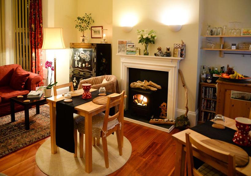 布里德灵顿The Villa Bridlington的客厅配有桌子和壁炉