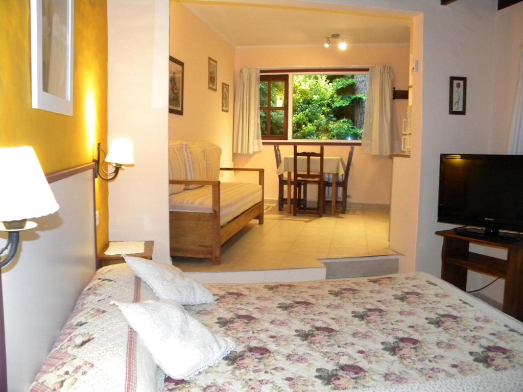 瓦勒里亚德玛Casa los Tilos的一间卧室设有一张床和一间客厅。