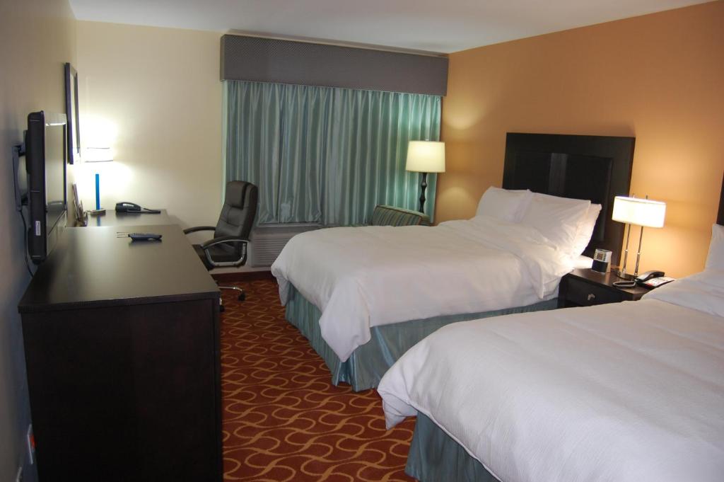 阿林顿Lux Hotel & Spa, Trademark Collection by Wyndham的酒店客房配有两张床和一张书桌