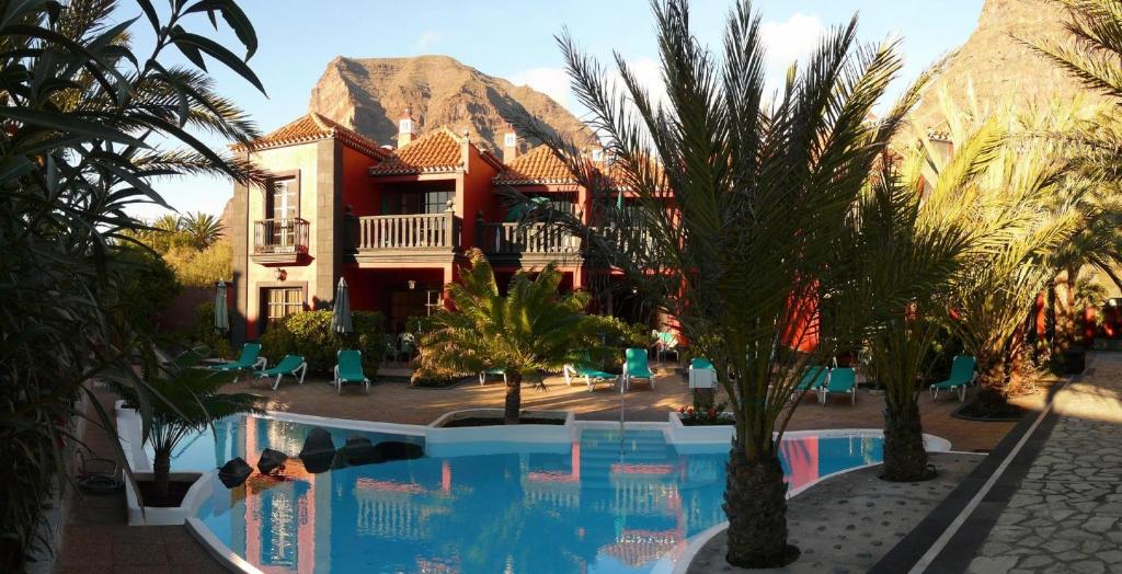 巴耶格兰雷伊普塔玛丽娜公寓酒店的一座带游泳池的度假村,位于一座建筑前