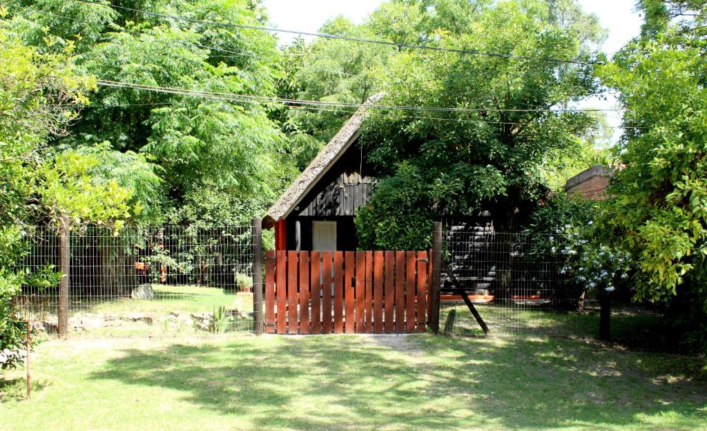 亚特兰蒂斯达LA CABAÑA的院子中带木门的小棚