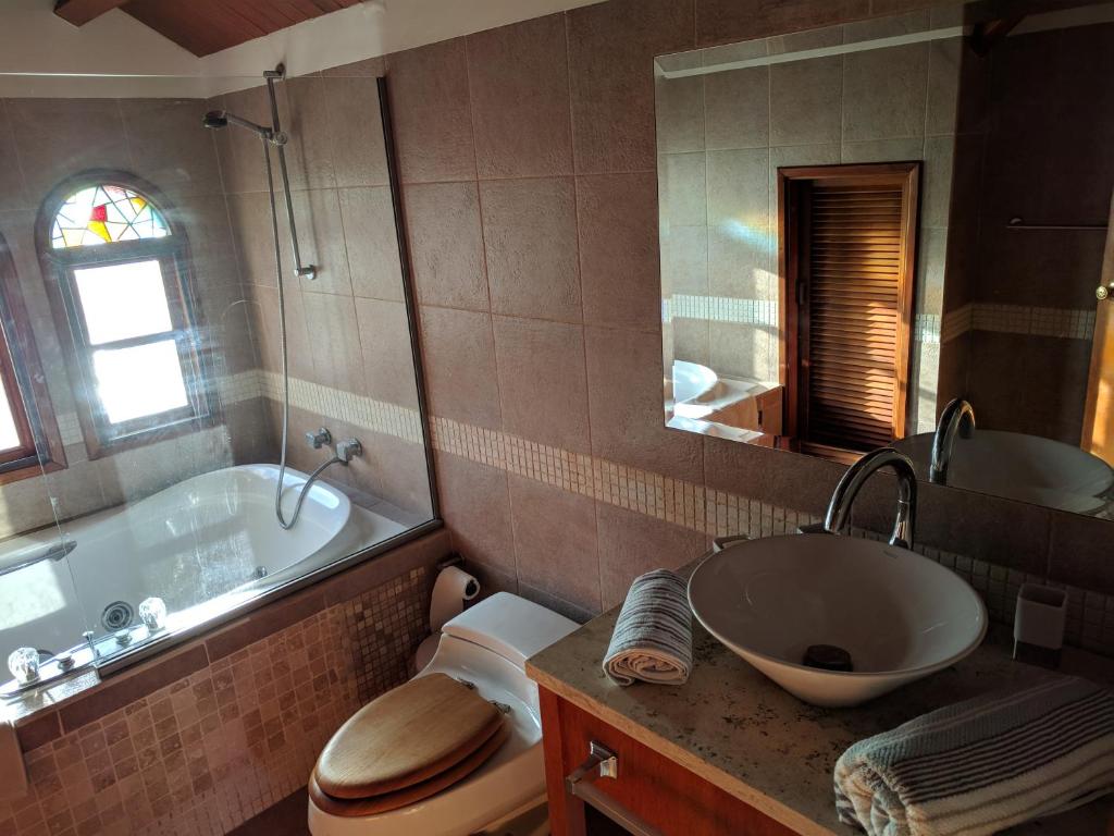 辛普森湾Simpson Bay Yatch Club 2 Bedrooms的浴室配有盥洗盆、卫生间和浴缸。