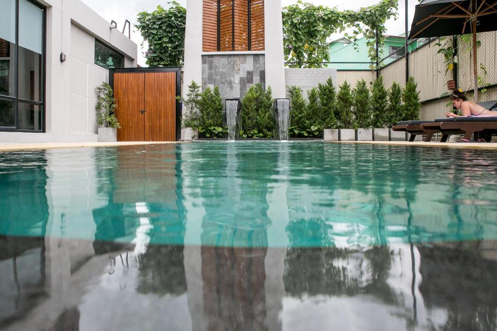 拉迈苏梅岛艾姆尼提阿帕图尔酒店的房屋前的游泳池
