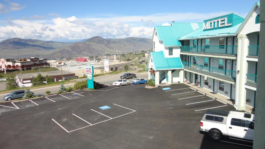 坎卢普斯高山汽车旅馆的享有酒店及停车场的景色