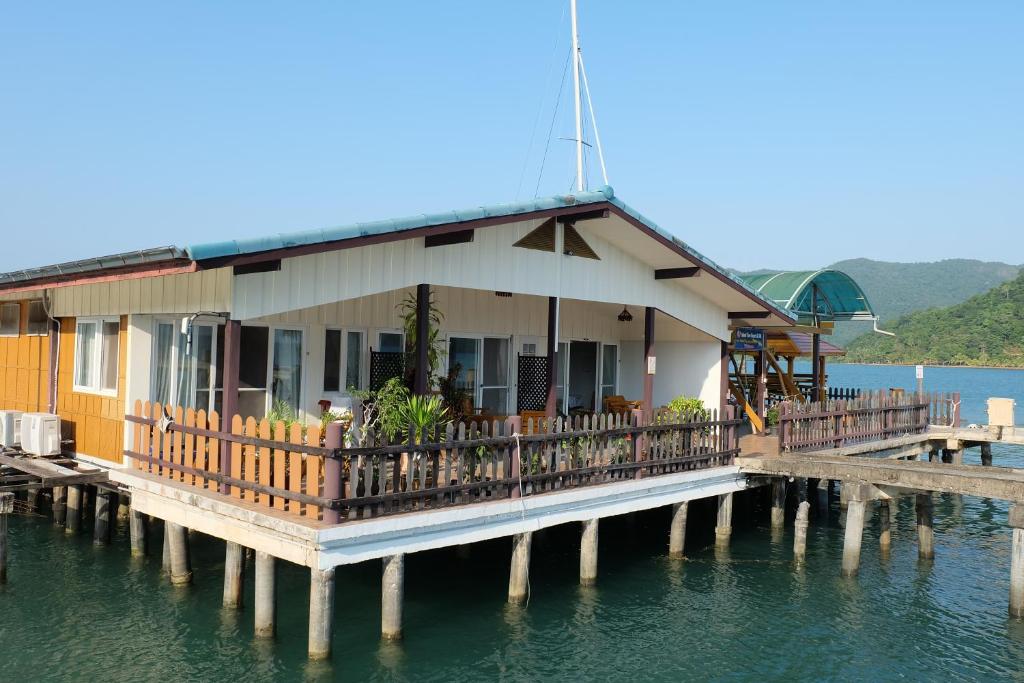 象岛Island View Resort Koh Chang的水面上的房子