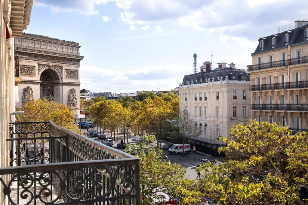 巴黎贝尔法斯特酒店的阳台享有城市美景。