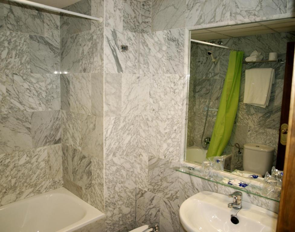 卢塞纳阿尔 - 尤萨那酒店的白色的浴室设有水槽和镜子