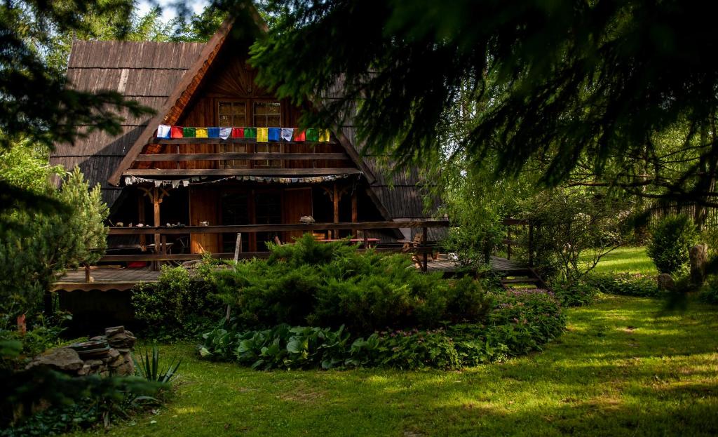 瓦利姆'chata usÓwek'的小木屋前方设有旗帜