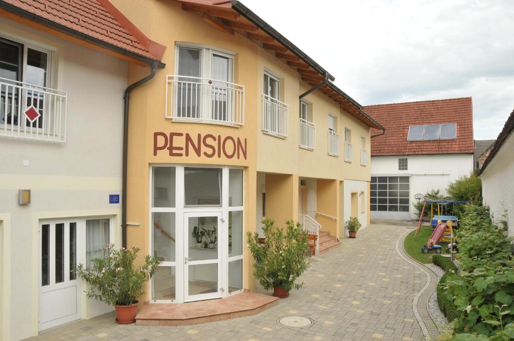 路茨曼贝格Pension Schlögl的带有读取许可的标志的建筑物