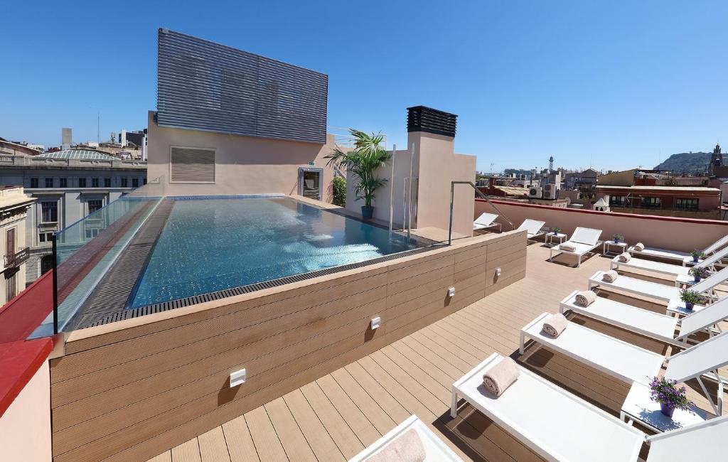 巴塞罗那公园酒店的建筑物屋顶上的游泳池