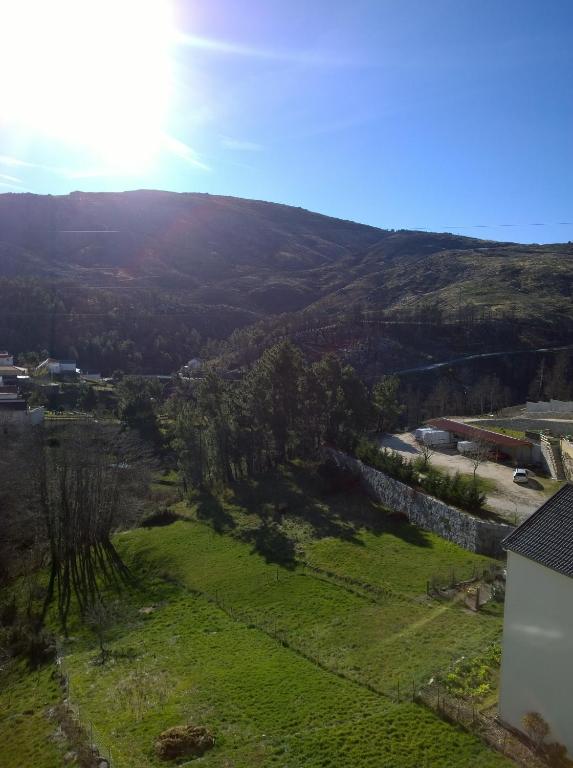 萨布盖鲁Monte Estrela的享有绿色的田野和太阳背景的景色