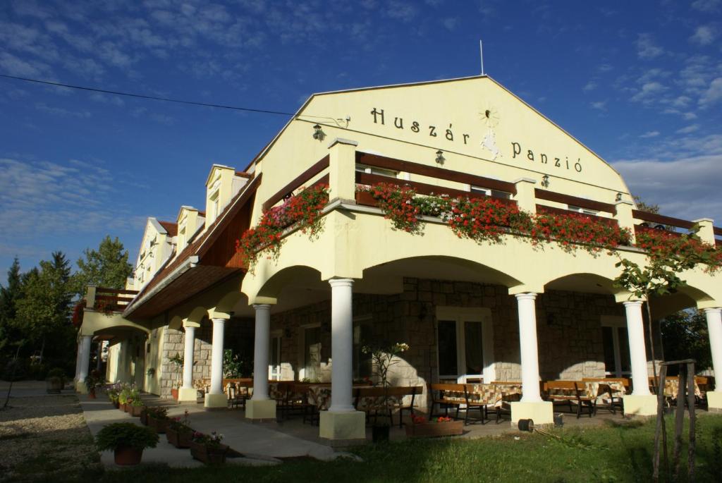 沙罗什保陶克骑士酒店加餐厅的前方有鲜花的建筑