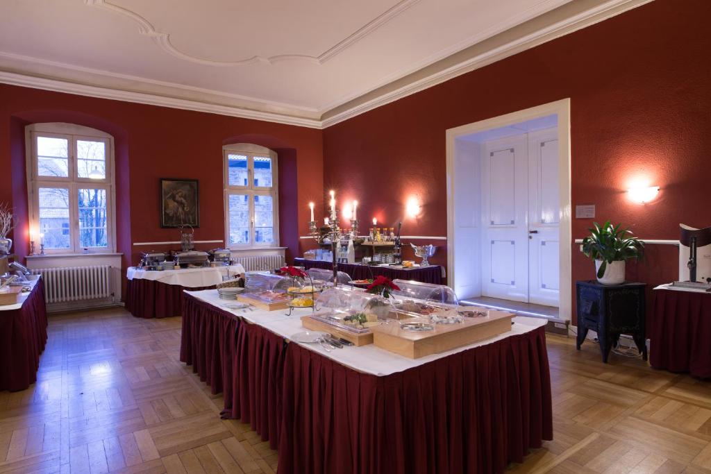戈斯拉尔沃蒂洛德克罗斯特酒店的大房间,桌子上放着食物