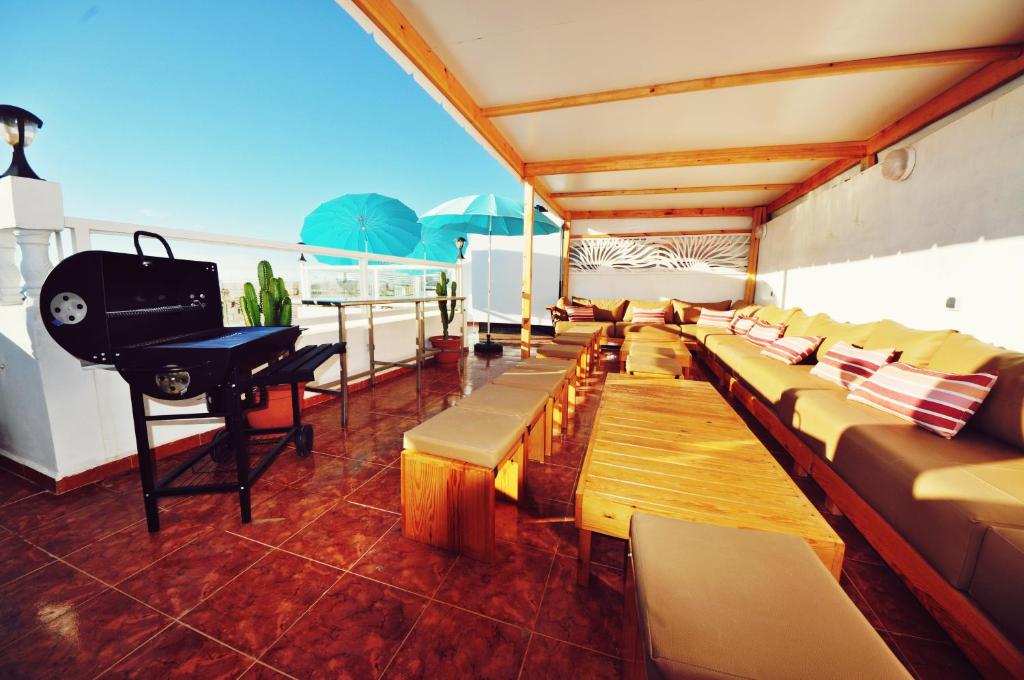 阿加迪尔Hola Surf Morocco的船上的沙发及钢琴阳台