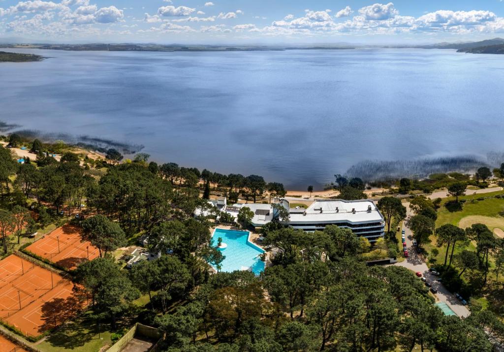 埃斯特角城艺术湖高尔夫球度假酒店的水体旁房子的空中景观