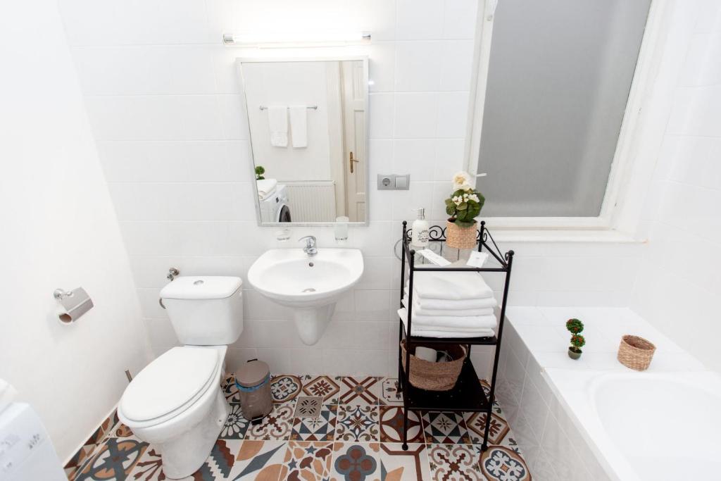 克卢日-纳波卡Perfect Stay的浴室配有卫生间、盥洗盆和浴缸。