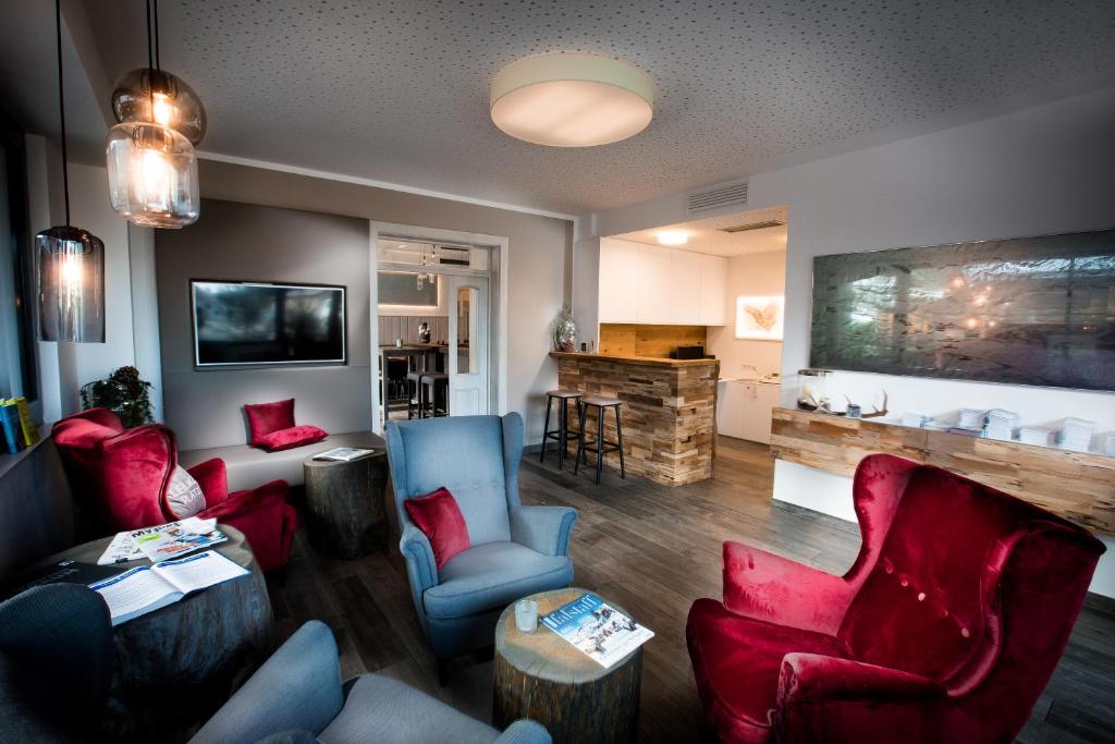 阿诺尔德施泰因Wallner - Hotel & Wirt的带沙发、椅子和电视的客厅