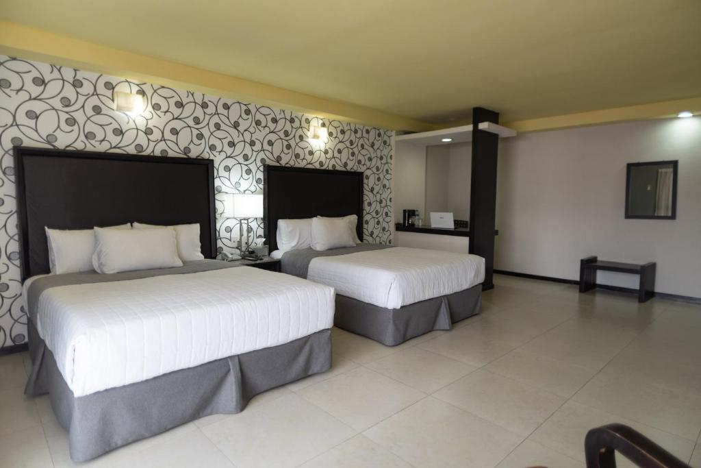 奥里萨巴哈酒店的一间酒店客房,房间内设有两张床