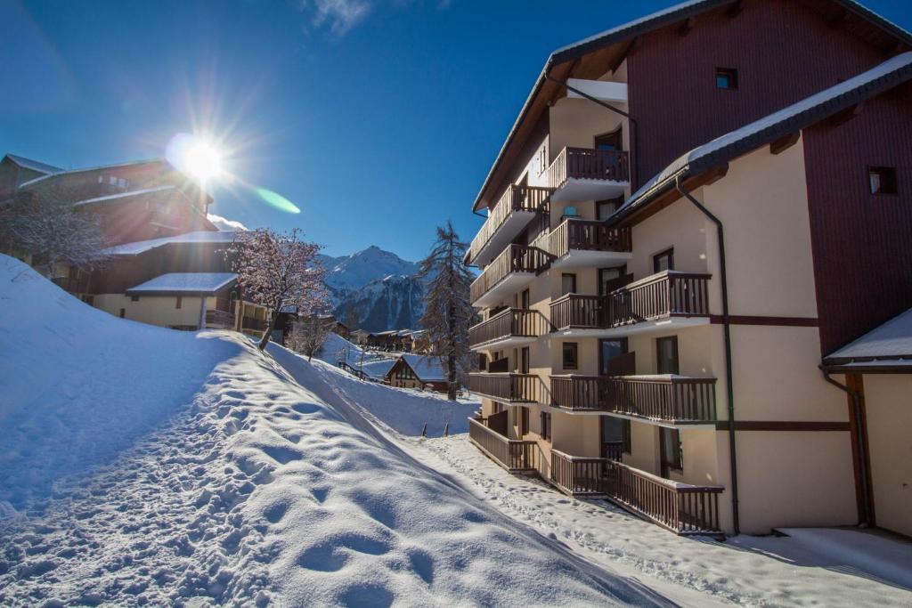 佩塞克鲁瓦23 Praz de l'Ours Vallandry - Les Arcs的大楼前有雪覆盖的街道