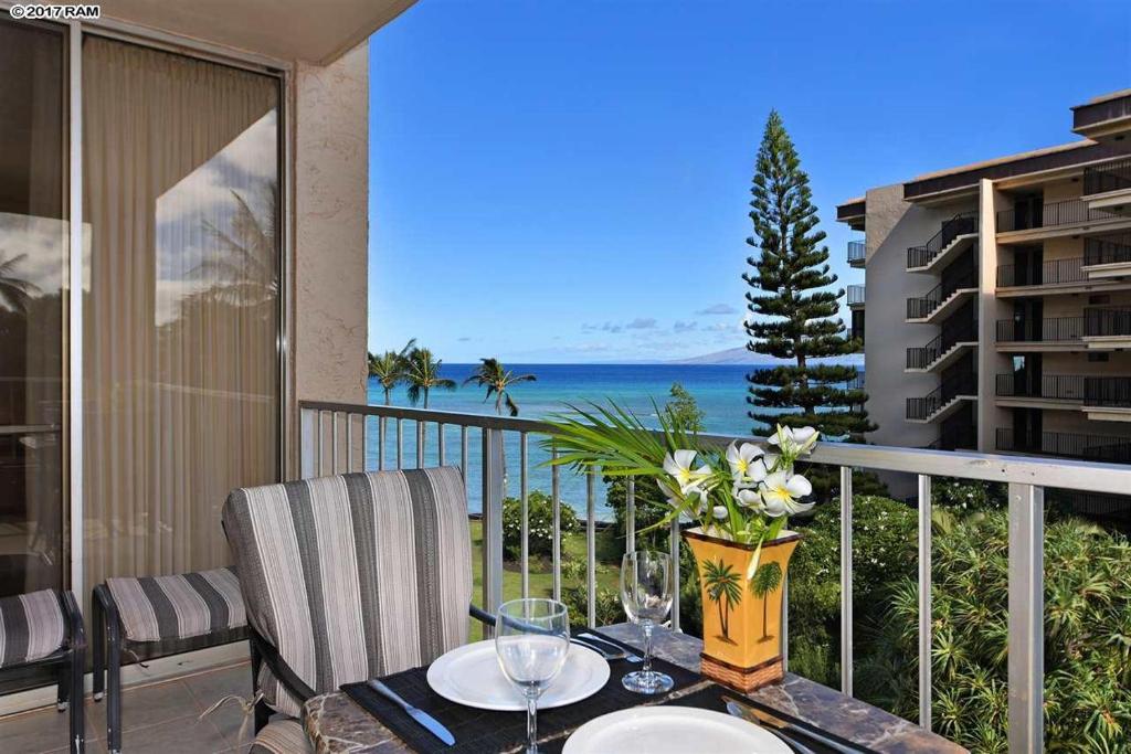 卡哈纳Deluxe Oceanview Maui Studio..New & Updated的阳台设有一张桌子,享有海景。