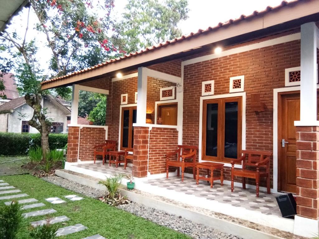 婆罗浮屠Genthong Homestay的庭院内带长椅的砖屋