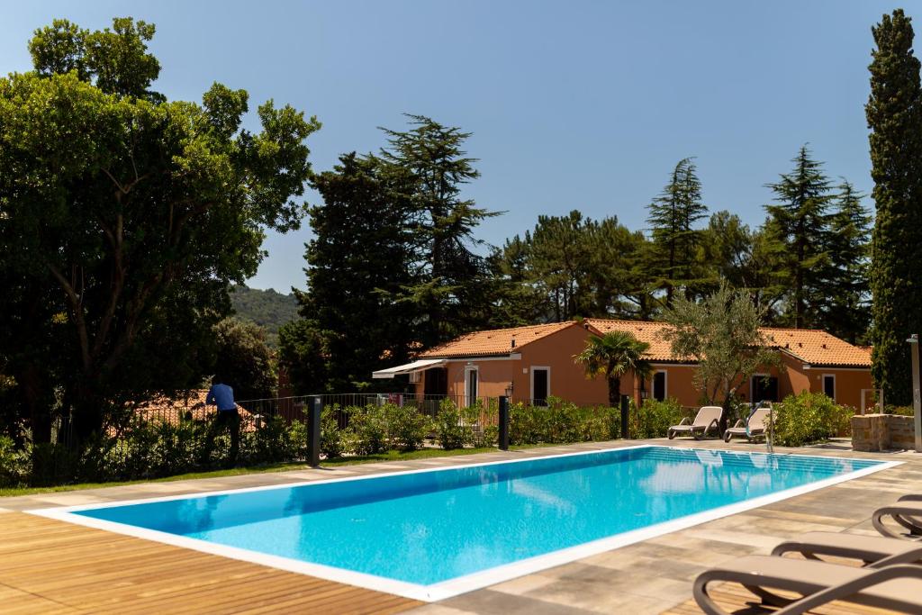 斯楚雅Hotel Laguna Deluxe - Terme Krka的房屋前的游泳池