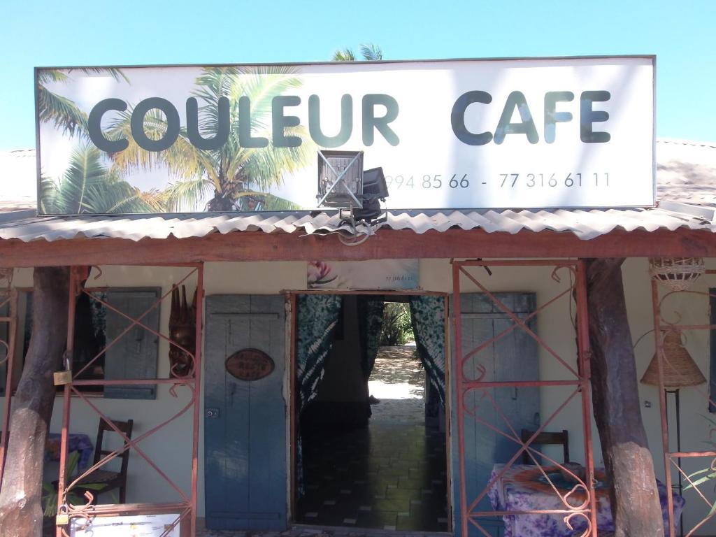 KafountineCouleur Café的建筑顶部南边咖啡馆的标志
