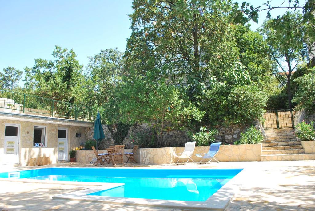 茨里克韦尼察Holiday Home Villa "Paradise Farm"的一个带椅子的游泳池以及一座房子