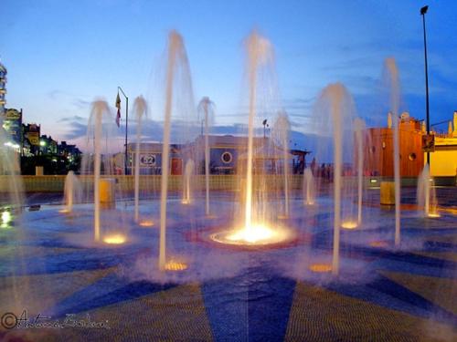 卡托利卡Casa Vacanze Cattolica的停车场里的一组喷泉
