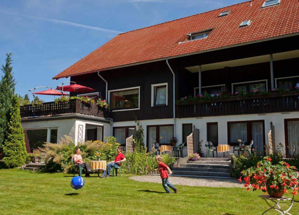 圣安德里斯伯格Mein Vierjahreszeiten Hotel Garni Superior的一群孩子在房子的院子里玩耍