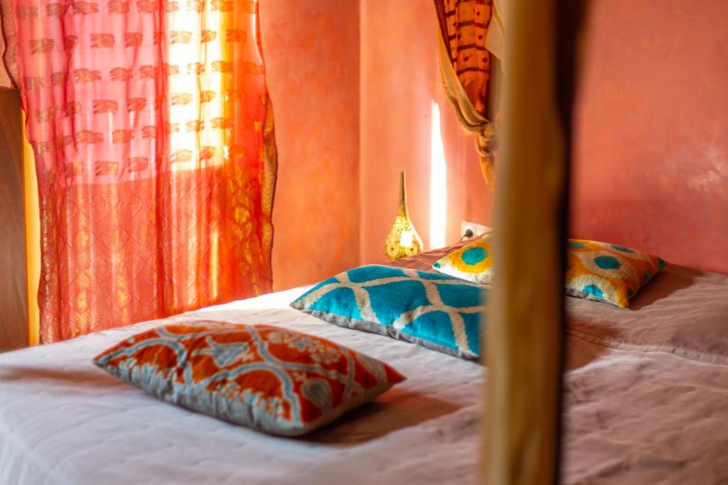 维也纳客房床和早餐旅馆的一间卧室配有一张带两个枕头的床