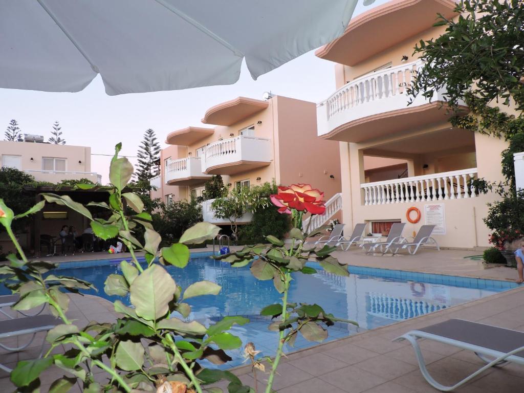 科林瓦里奥金玫瑰套房酒店的享有酒店游泳池的景色